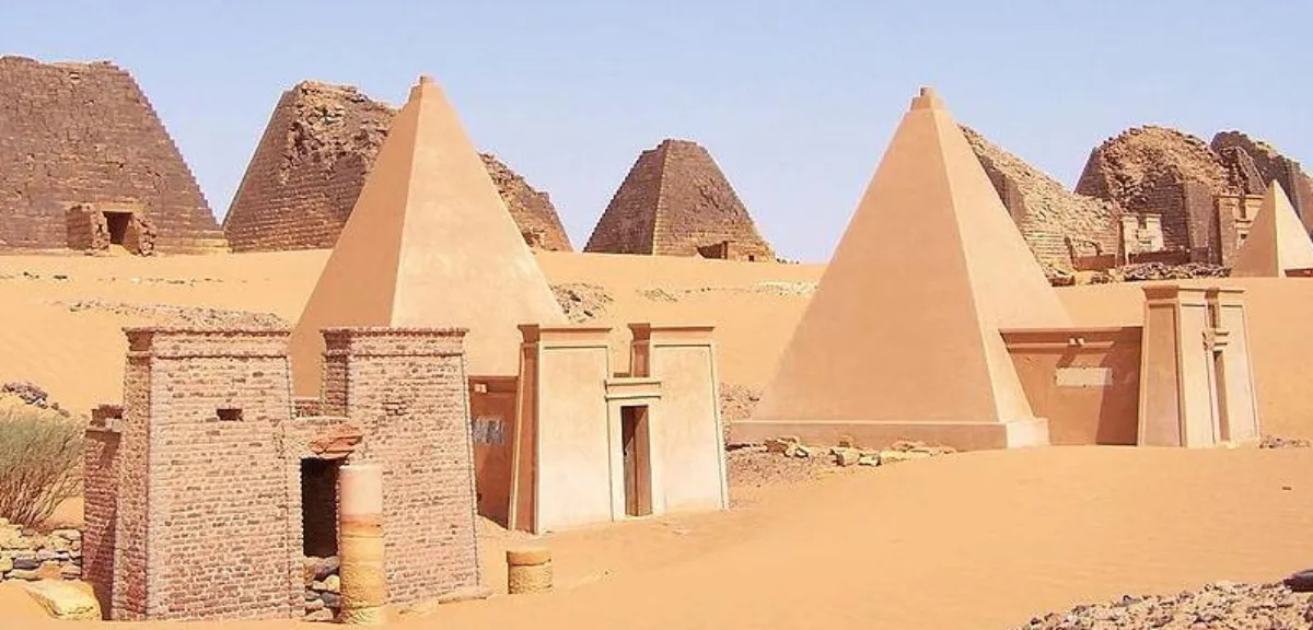 100 هرم بالسودان في دائرة الخطر.. من الزوار قبل اللصوص