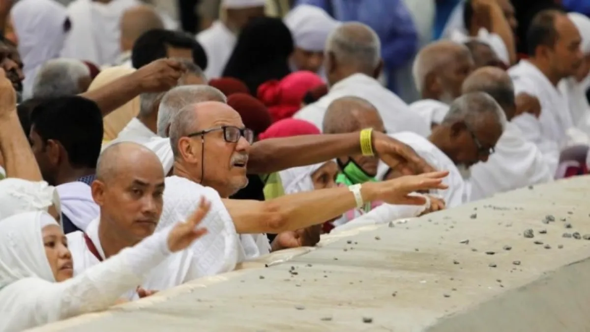 الحجاج يرمون الجمرات الثلاث في أول أيام التشريق