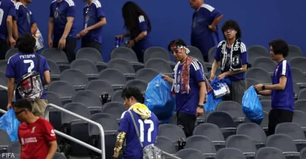 خلال كأس العالم.. جمهور اليابان يبهر العالم  بالأكياس الزرقاء