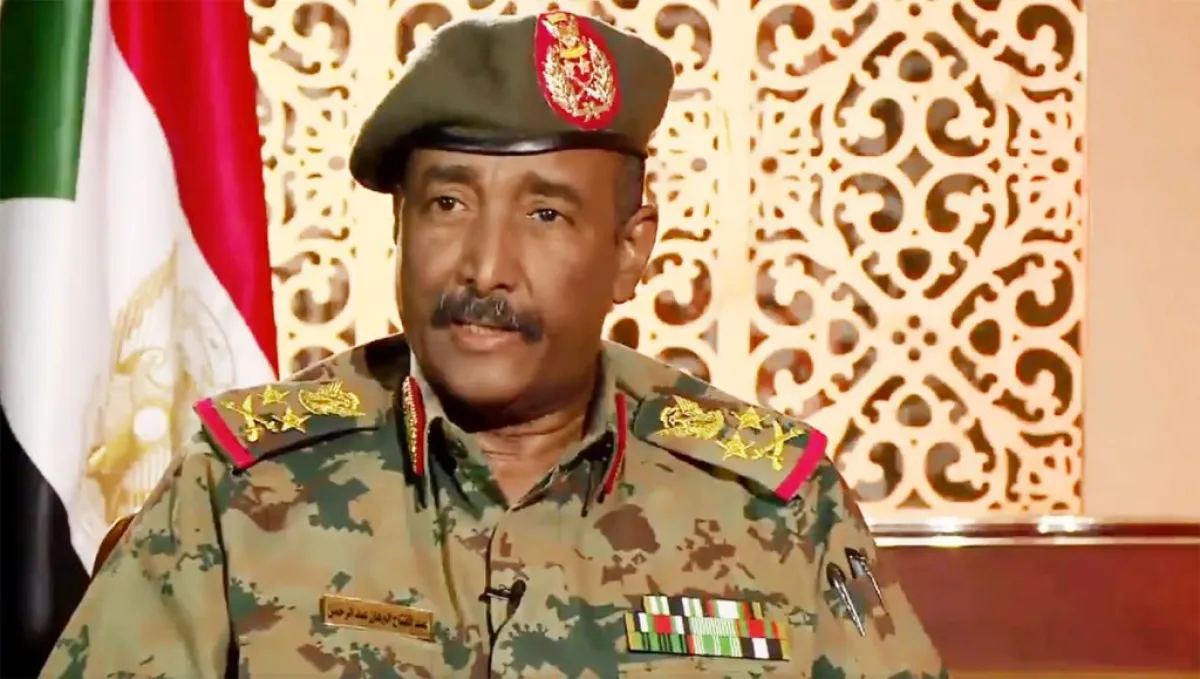 البرهان يحذر منقبي الذهب: التزام الحدود وإلا جلبتم المشكلات للسودان