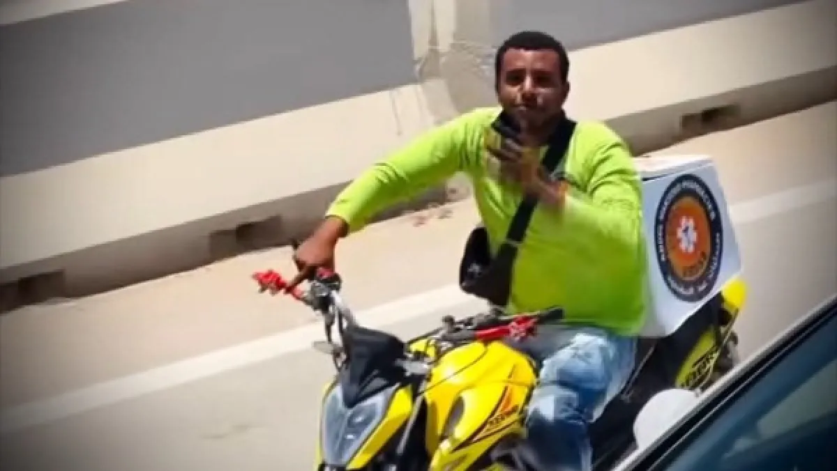 عفويته شغلت المصريين.. مندوب توصيل يتصدر الـ "تريند" بفيديو مع حافلة المنتخب