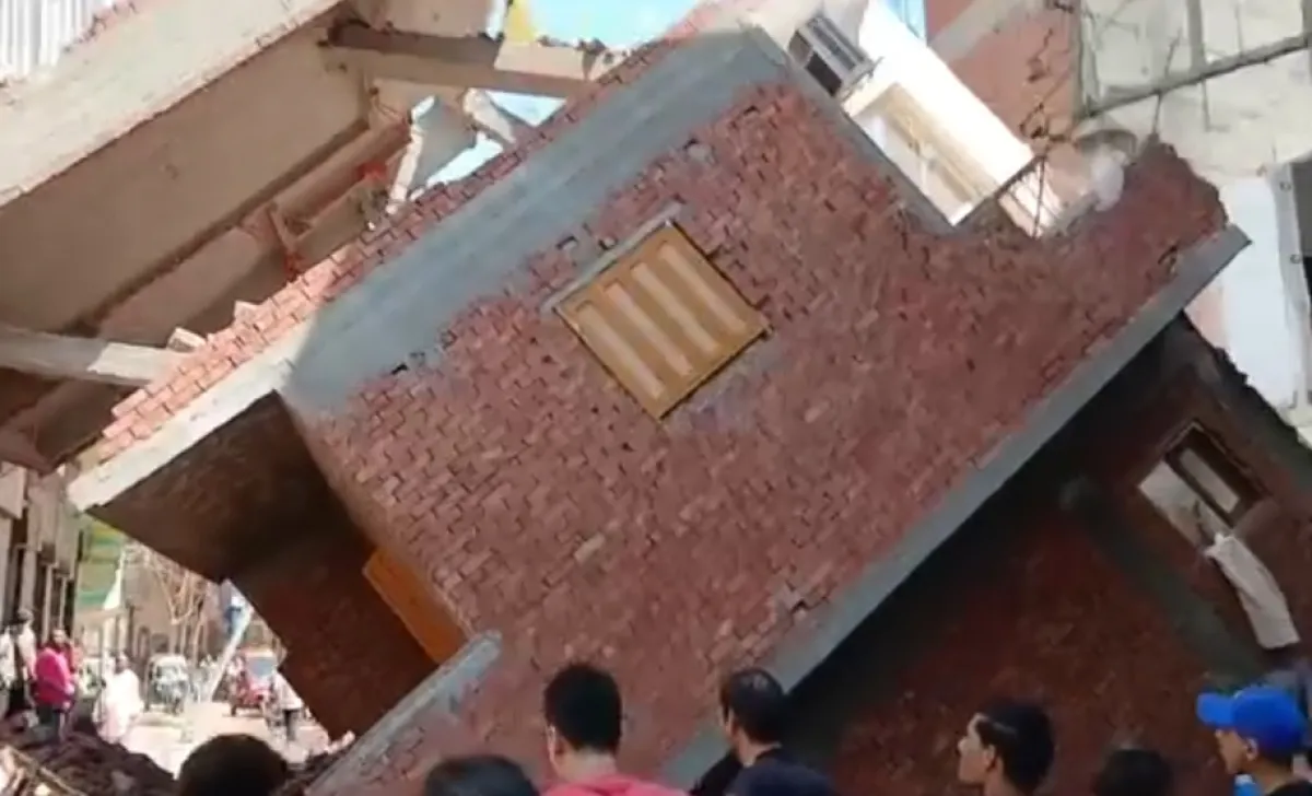 انهيار منزل فوق مسجد بعد صلاة الجمعة في مصر