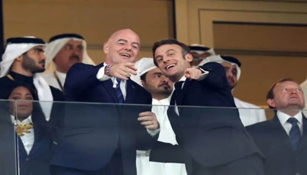 ماكرون يدخل حرب الفيفا.. ويصطف ضد إنفانتينو