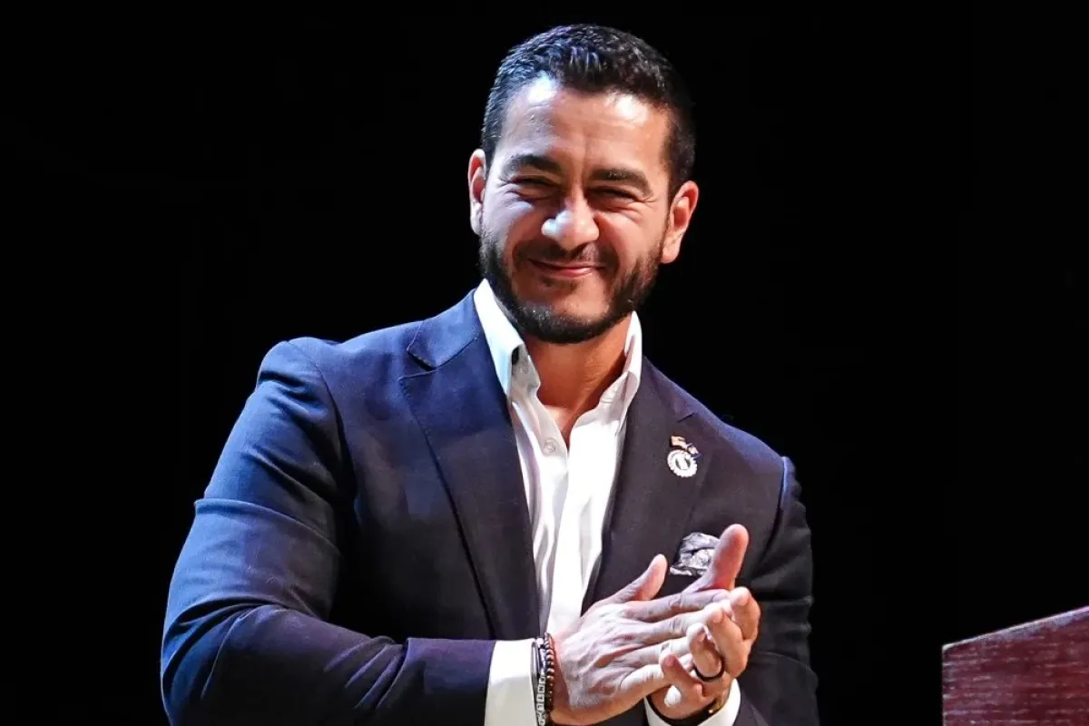 من هو الطبيب المصري الذي ينافس على مقعد بمجلس الشيوخ الأمريكي؟