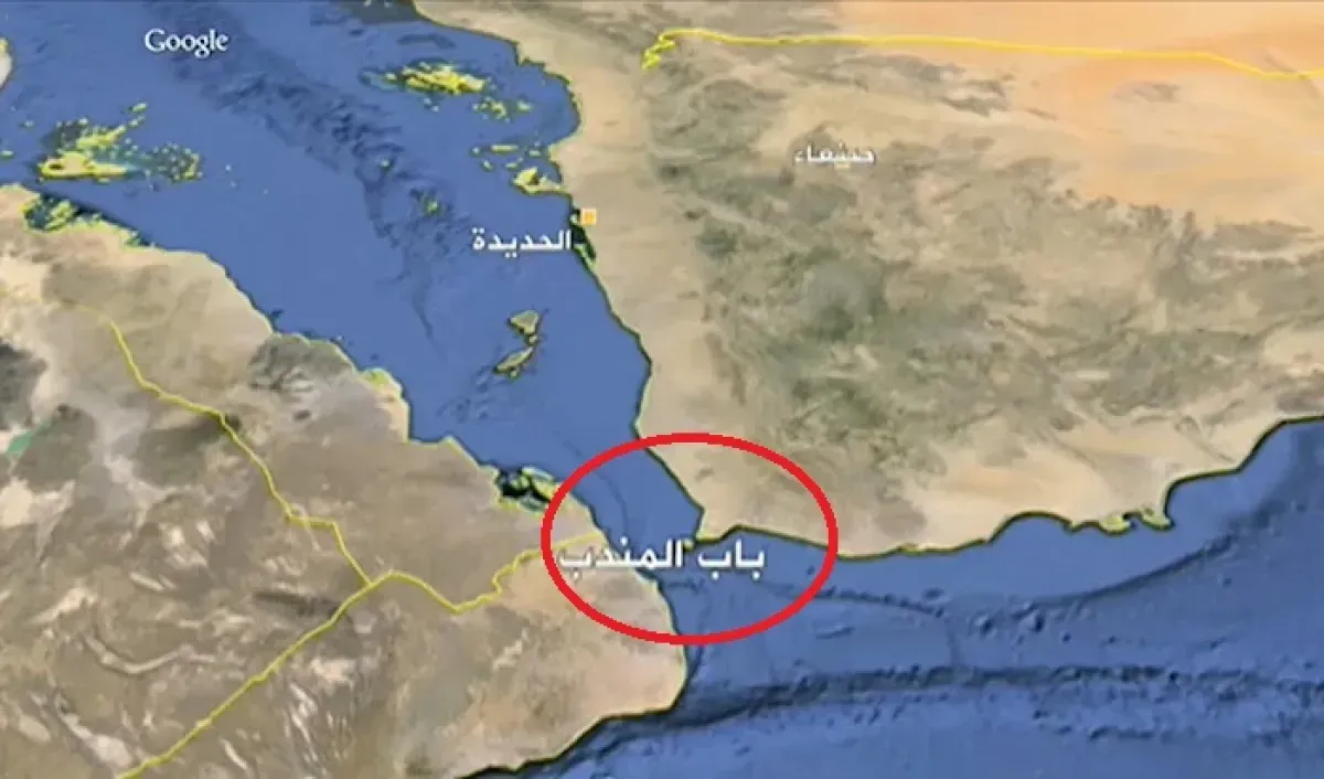 وزارة النقل اليمنية تدين استهداف الحوثيين لسفينة «تهامة» التجارية في باب المندب