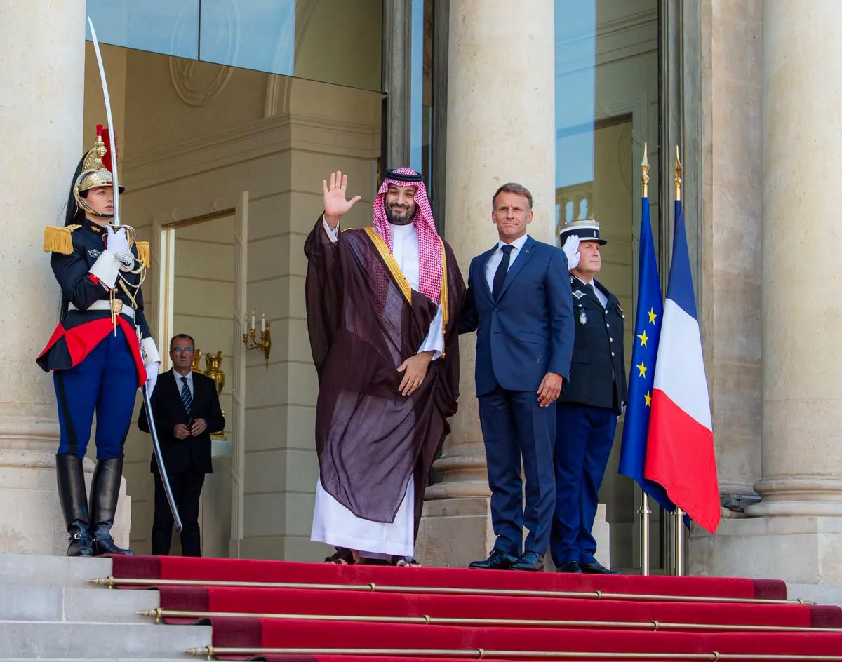 الرئيس الفرنسي يستقبل ولي العهد السعودي في قصر الإليزيه