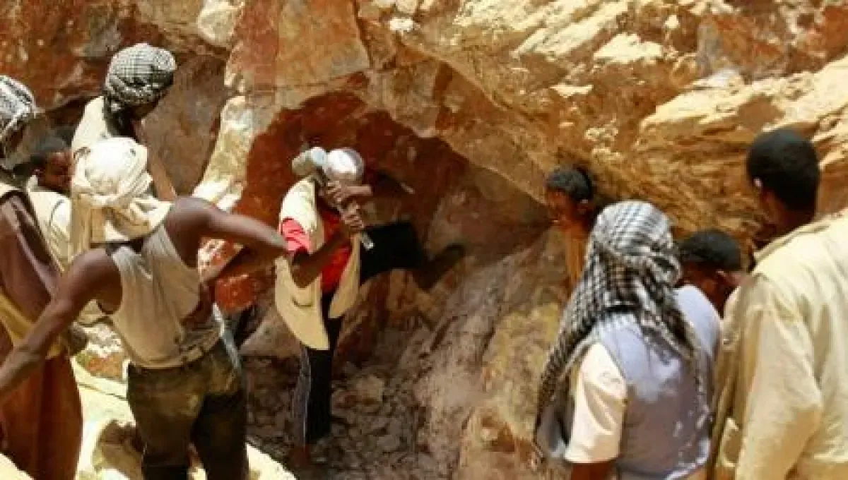 60 قتيلاً بانهيار منجم ذهب في السودان.. والبحث عن عالقين