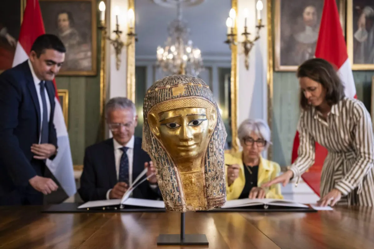 مصر تستعيد قناع ذهبي أثري من سويسرا