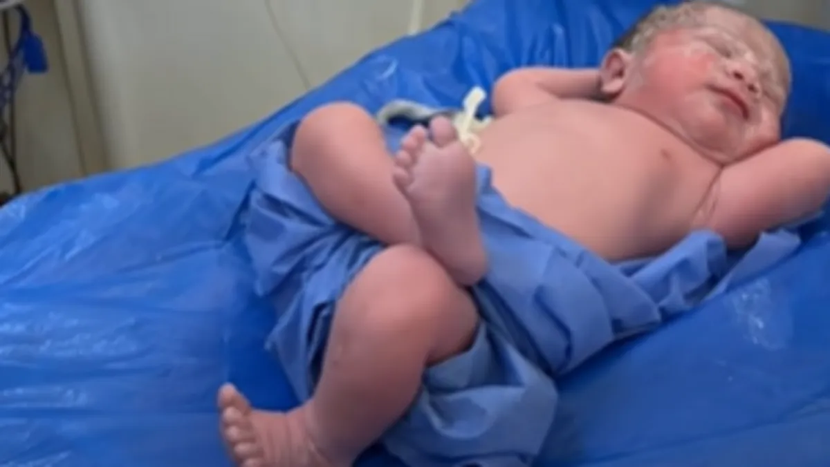مصر.. فيديو رضيع "الرجل على رجل" يشعل الجدل.. والنقابة تتدخل