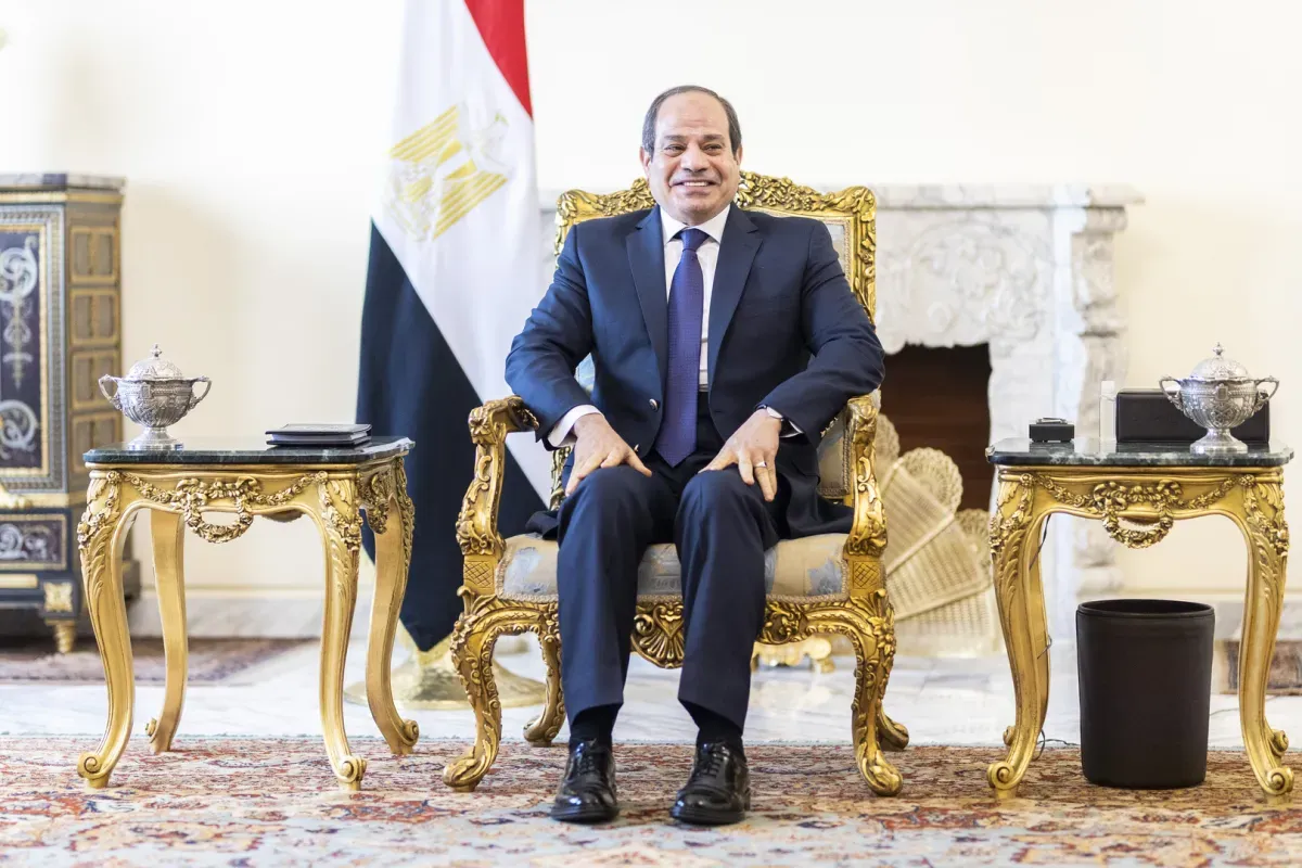 السيسي يطلب 100 مليار جنيه من ملياردير مصري ويمازحه : "كده مجتش عليك جامد"
