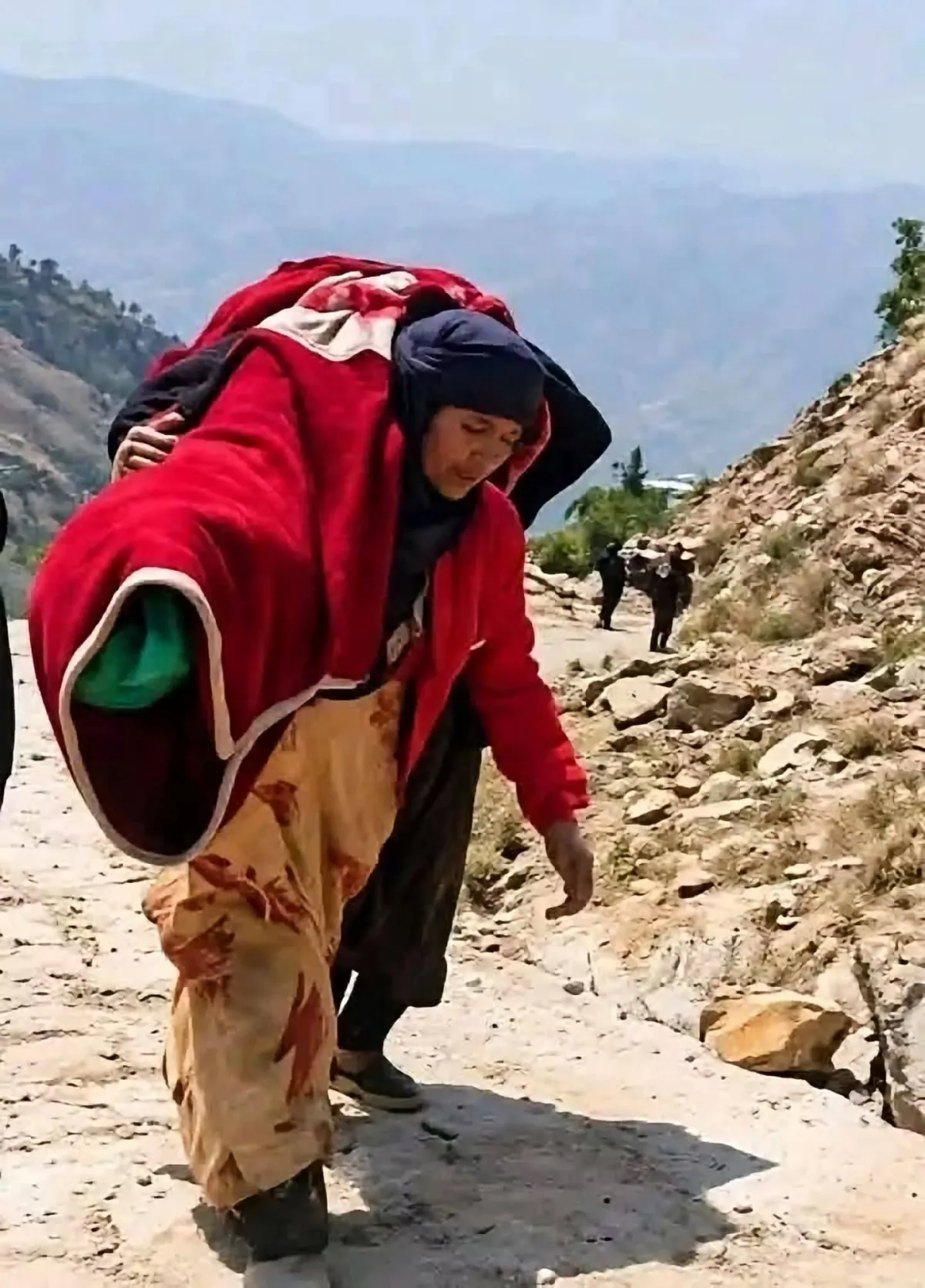 أم يمنية تحمل جثة ابنتها على ظهرها عند جبل لدفنها.. تتحول لأيقونة