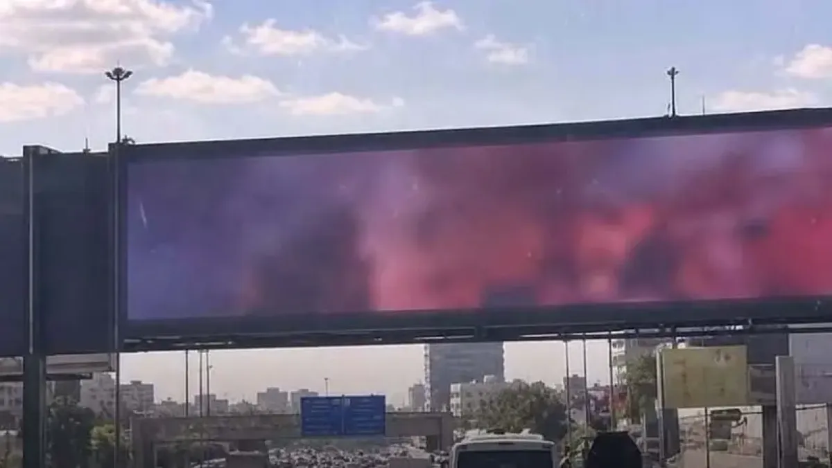 فيديو إباحي على شاشة إعلانية بطريق رئيسي في مصر .. والأمن يتدخل